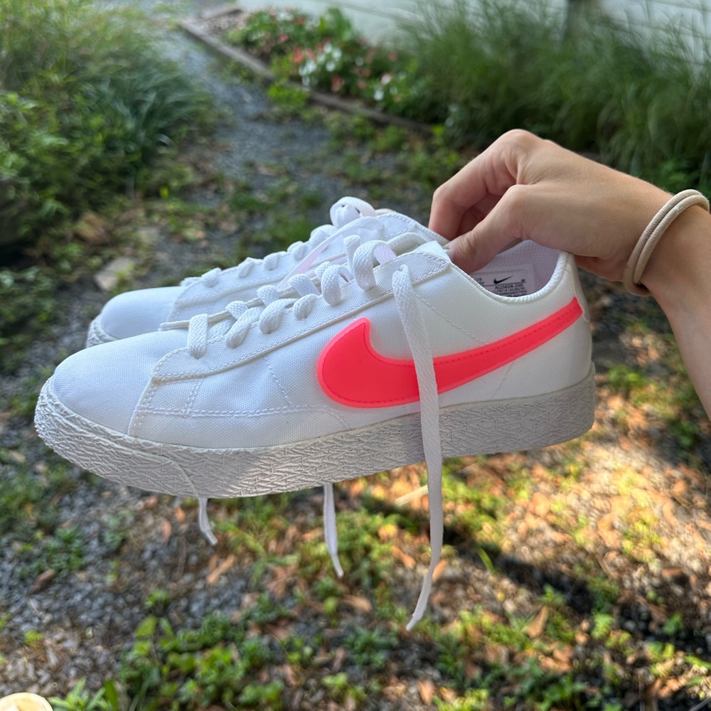 Nike blazer low pop GS, white and pink, womans 7/ 5.5 youth, never worn